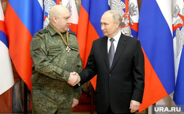 Владимир Путин (на фото — справа) не принимает кадровые решения под давлением общества, сказал Олег Матвейчев