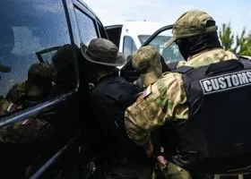 Оперативные службы опровергли версию о падении самолета в Казани