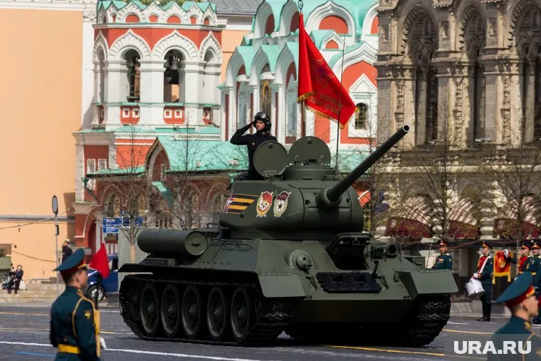 Туристы из КНР приехали посмотреть парад