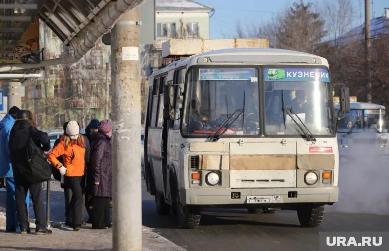 Курганцы пожаловались на отсутствие расписания на остановке