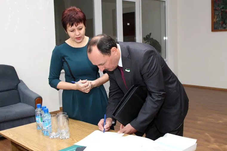 Комиссия по выборам сити- менеджера
Курган, поршань заполняет анкету