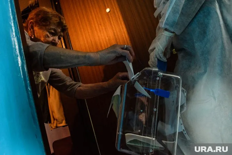 Семья Сидоренко, эвакуированных в Нягань, голосуют за вхождение Донбасса в состав России