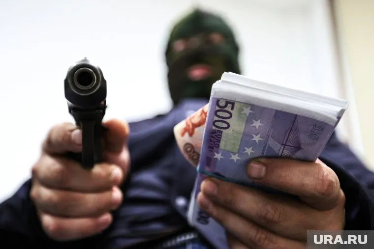 Грабитель вынес 2,5 миллиона рублей и десятки тысяч валюты