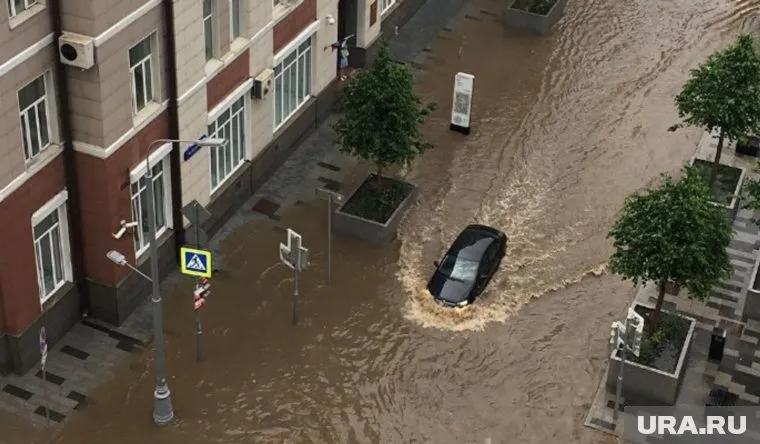 После грозы машины тонут на улицах столицы