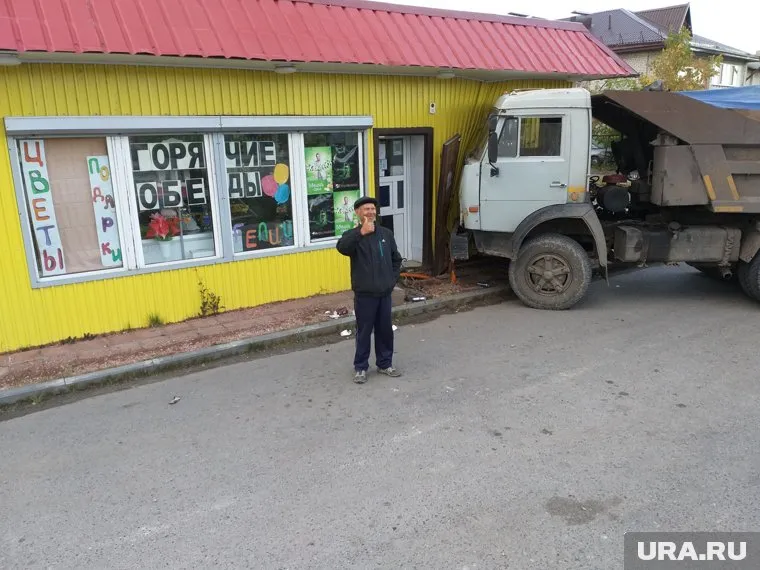 Свидетели аварии поспешили сделать фото на фоне магазина