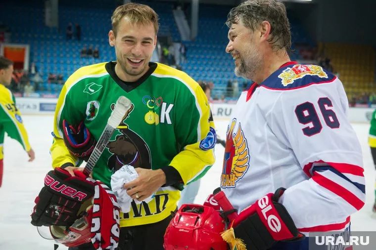 Биатлонист Антон Шипулин и депутат Анатолий Никифоров после "Матча всех звезд"