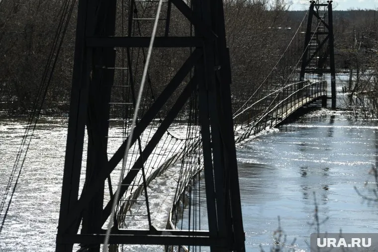 Чтобы мосты не унесло течением, их разбирают на время паводка