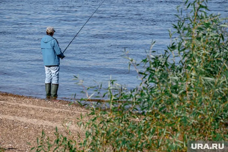 Мужчина рыбачил на реке Миасс, где выловил и отпустил загадочную рыбу (архивное фото)
