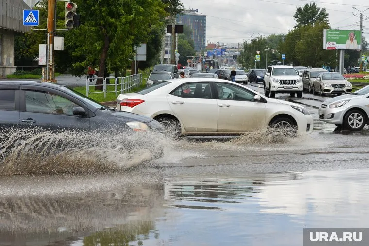 Несколько дней из люка на Малышева, 139 течет холодная вода