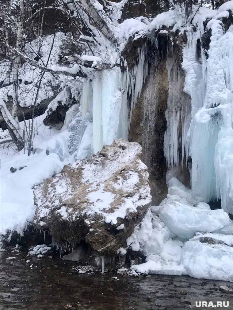 Валун откололся и упал вниз