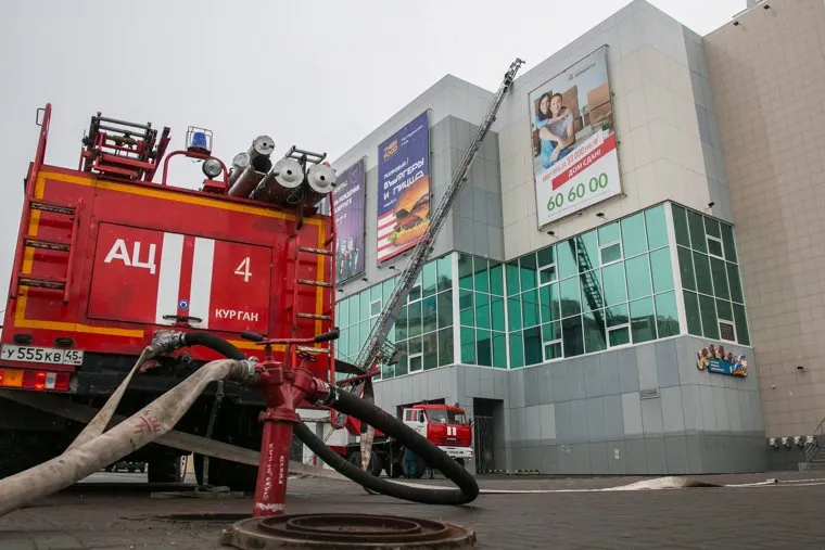 Учения МЧС по ликвидации пожара в ТЦ "Пушкинский". Курган, пожарный гидрант, пожарная техника, учения мчс, тушение пожара, пожарные, ликвидация пожара, пожар в торговом центре
