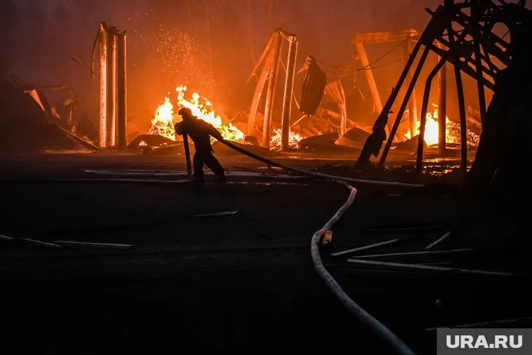 Очевидцы предполагают, что крупный пожар начался на строящемся объекте (архивное фото)