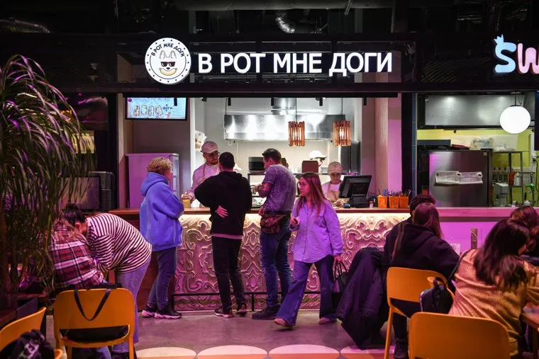Хот-дог с сусальным золотом в закусочной В рот мне доги. Екатеринбург