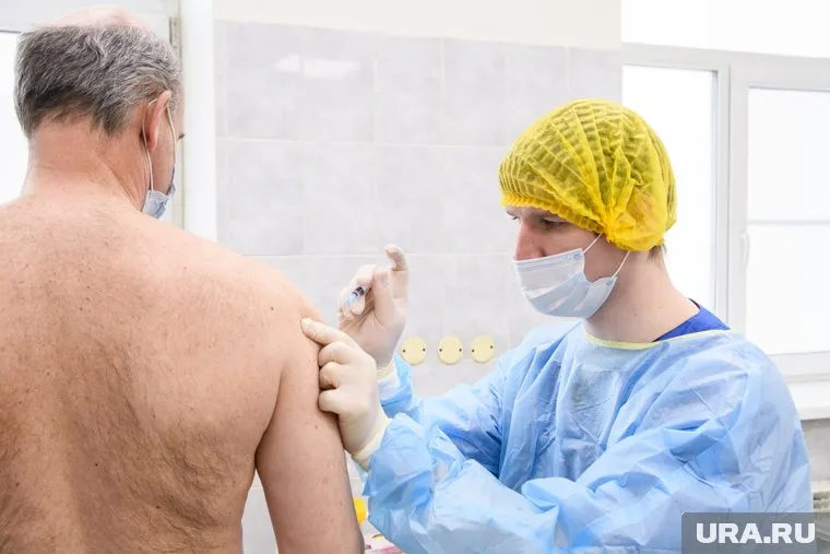 Только половина россиян в возрасте старше 60 лет прошла вакцинацию