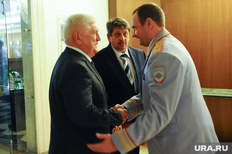Подарки не берут ни глава ведомства Александр Войтович (слева), ни начальник ГУ МВД по региону Андрей Сергеев (справа), ни руководитель УФСБ Игорь Ахримеев (в центре)