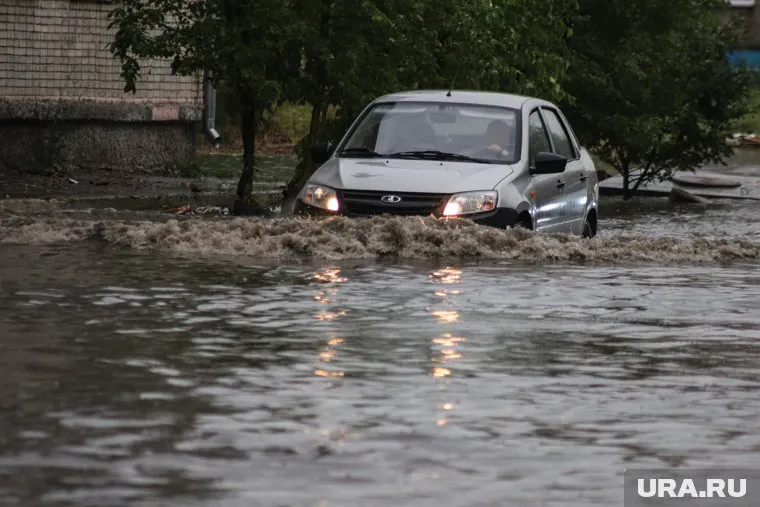 Вышедшая из берегов река смыла десяток автомобилей