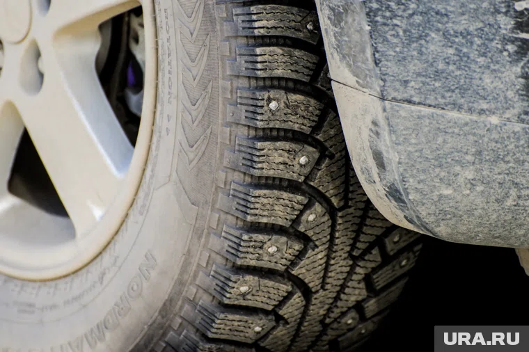 Перепады температур разрушают структуру зимней резины, вызывая преждевременное растрескивание и потерю эластичности