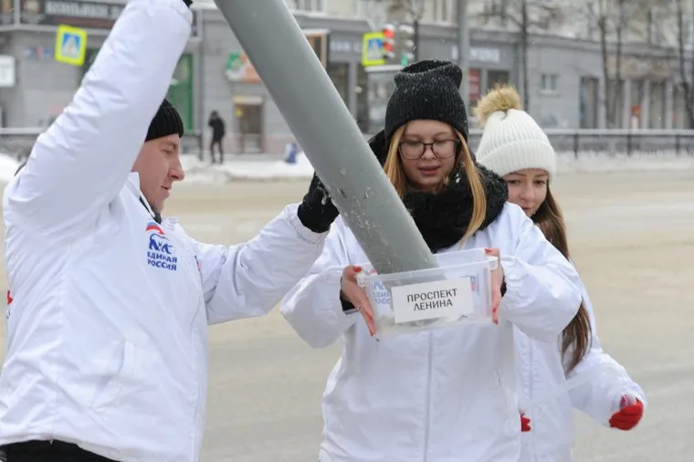 Бурматовцы брали на пробу снег. Челябинск, проба снега из кучи, активисты бурматова, сантехническая труба, перекресток пр ленина и ул васенко