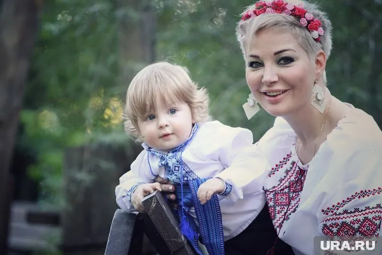 Максакова позировала с младшим сыном Иваном