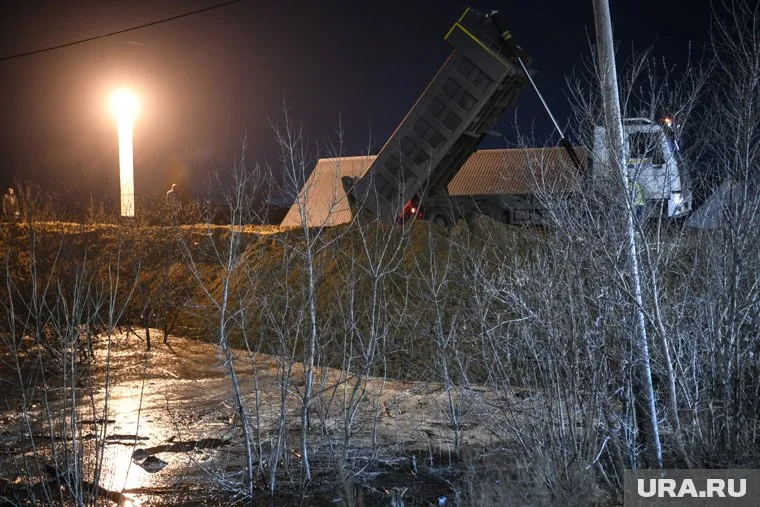 В Кургане всю ночь устраняли протечку дамбы в Вороновке