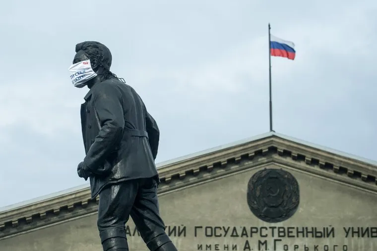 Памятники Екатеринбурга в медицинских масках. Екатеринбург