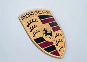 В Челябинске Largus протаранил дорогущий Porsche и влетел в остановку
