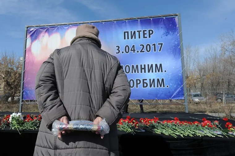 Акция в поддержку пострадавших и памяти погибших во время теракта в Санкт Петербурге.Челябинск, возложение цветов