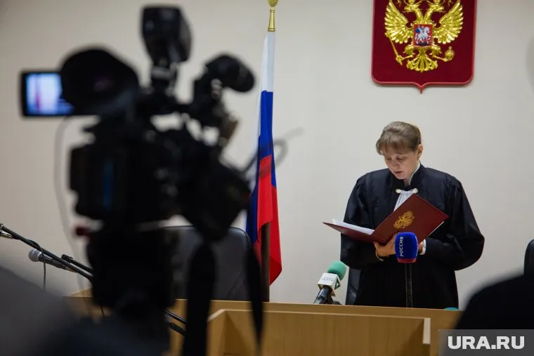 Суд в совещательной комнате должен обсуждать, есть ли основания для освобождения подсудимого от уголовной ответственности