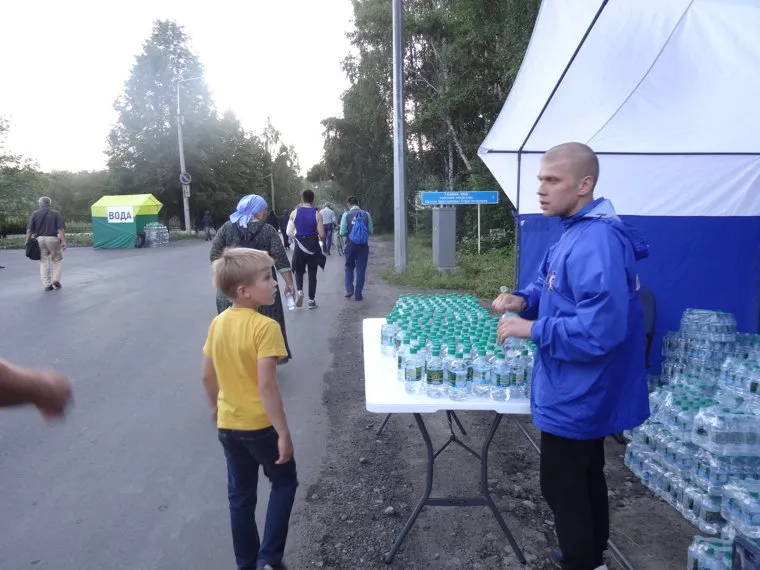 Посетители Поросенков Лог во время крестного хода