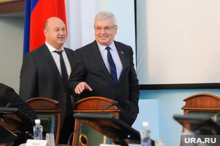 Владимир Мякуш (справа) подчеркнул, что его особенно интересуют инициативы по усилению законодательной власти в регионах