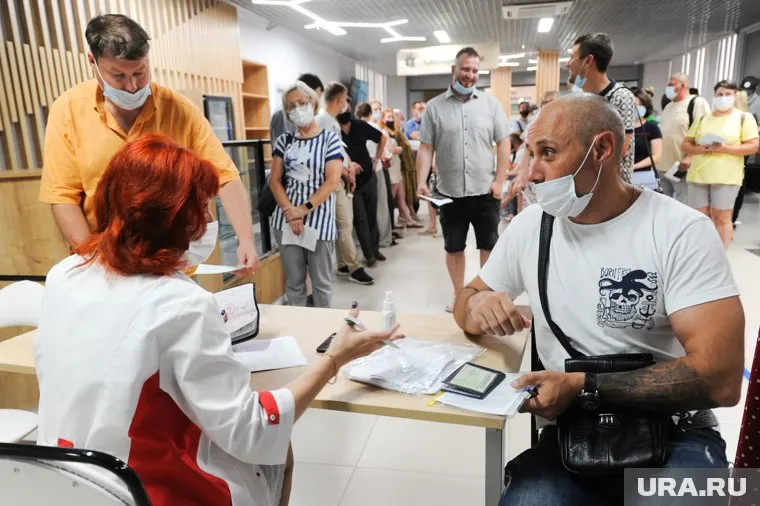 Активные мутации COVID-19 связаны с долгим инкубационным периодом и распространением по всему миру