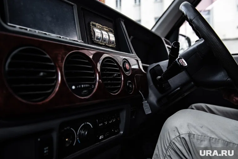 В России не запрещен ввоз праворульных автомобилей, уточнили в Росакредитации