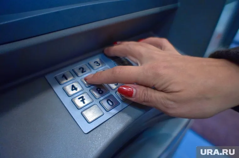 Эксперты советуют использовать банкоматы, установленные в офисах банков