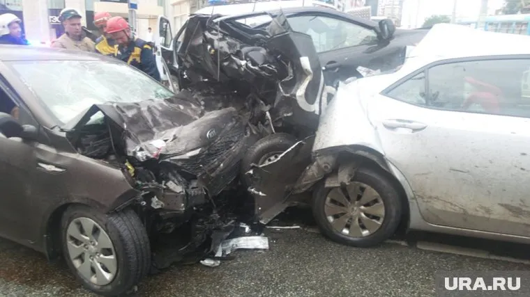 Такси буквально смяло в результате удара