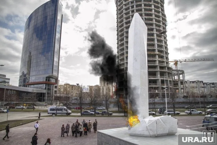 Члены «Другой России» в день задержания Щуки зачем-то пририсовали огонь к памятнику Ельцина на кадре «URA.RU»