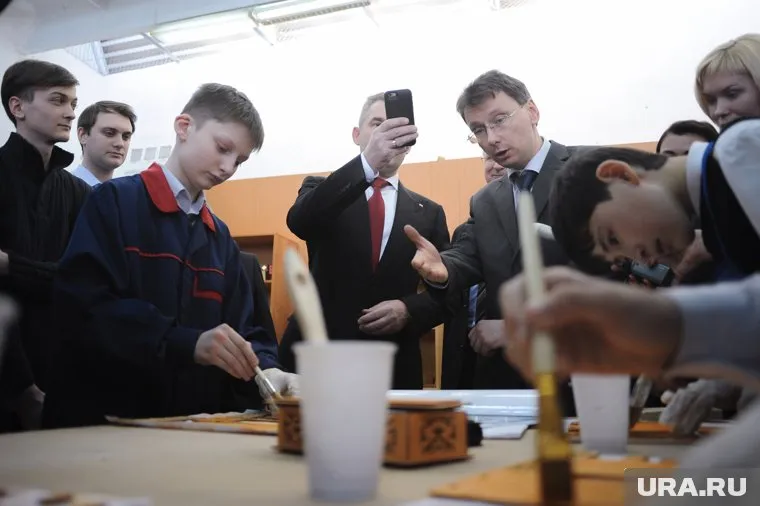 Пахомов (указывает рукой) - большой специалист. Ушел, по мнению коллег, из-за аппаратных интриг