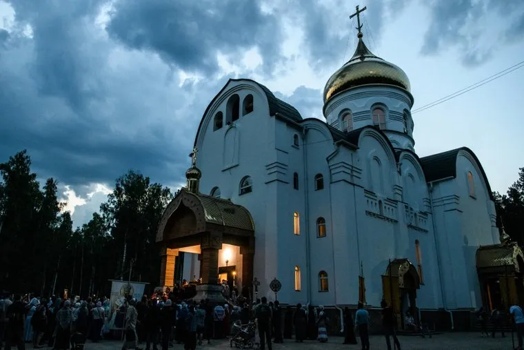 Крестный ход в Среднеуральском женском монастыре. Екатеринбург