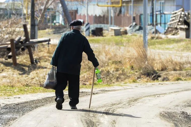 Канализационные стоки в поселке Трубный, Сосновского района Челябинской области, деревня, старость, село, путь, дорога, старик, пенсионер с палочкой