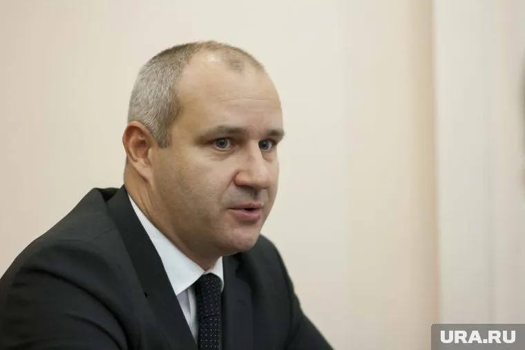 Глава депздрава Сергей Новиков ищет себе второго первого зама