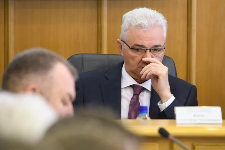 Заседание городской Думы Екатеринбурга и уход Евгения Ройзмана в отставку, задумчивость, якоб александр