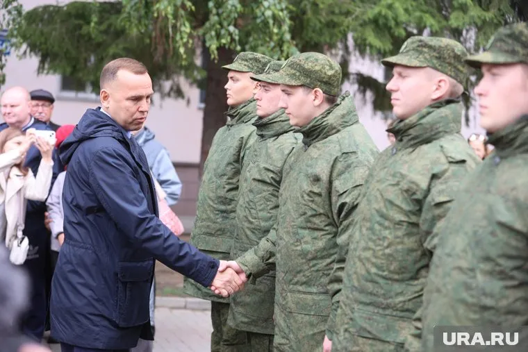 Губернатор Шумков проводил призывников в армию