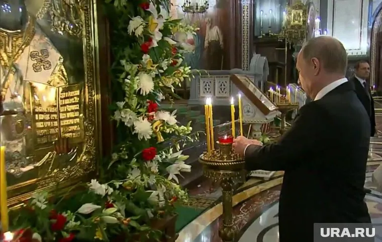 В храме Христа Спасителя Путин поставил свечку к иконе Николая Чудотворца