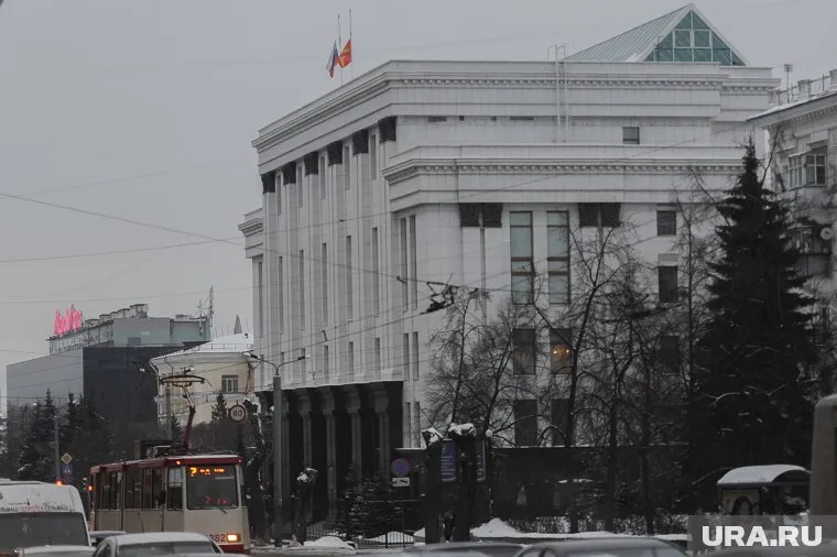Перед выходом на улицу Цвиллинга в Челябинске размещены кордоны