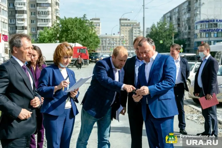 Алексей Орлов (справа на переднем плане) критиковал ремонт на улице Викулова во время последнего объезда