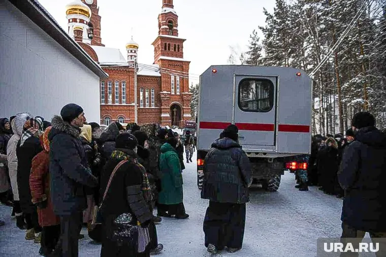 В монастыре дежурят силовики