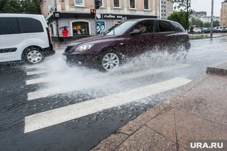 В Тюмени улицы затопило ливнем