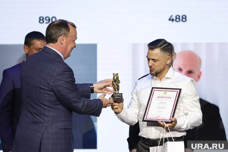 Алексей Орлов вручил статуэтку победителю в номинации "Народный выбор"