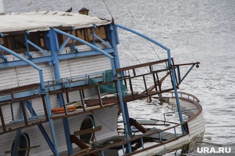 В ЯНАО предложили сделать затонувший катер арт-объектом