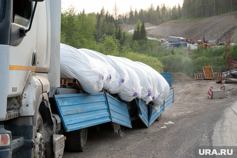 Микроавтобус столкнулся с грузовиком, перевозившим зерно (архивное фото)