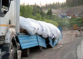 Два человека погибли при ДТП с автобуса с рабочими и грузовика с зерном в Белгородской области